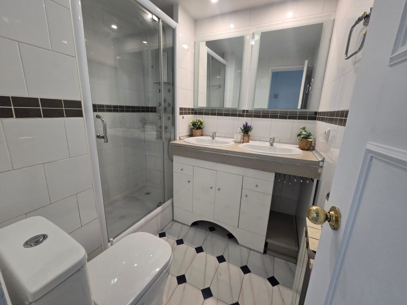 Baño completo con plato de ducha con hidromasaje, Nuevo Alamín, Guadalajara Baño completo con plato de ducha con hidromasaje, Nuevo Alamín, Guadalajara